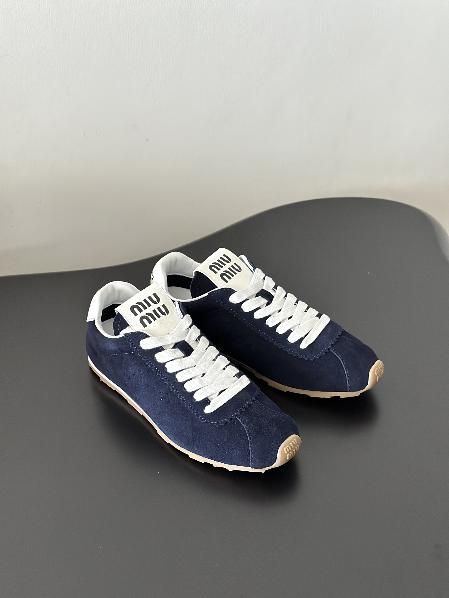 미우미우 블리치 나파 가죽 스니커즈